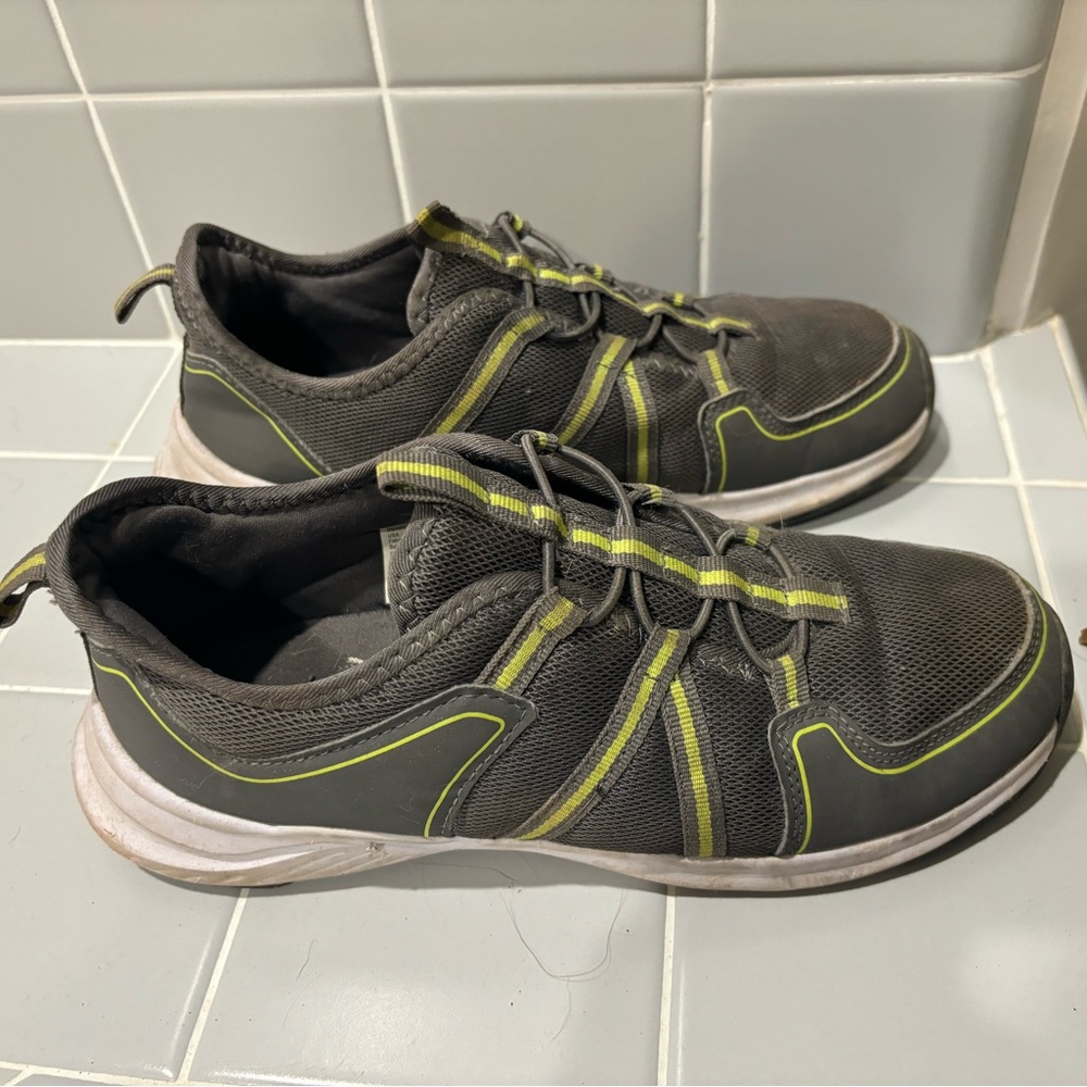 Athletic Works Boys Size 6 Gray And Yellow Slip On Sneakers